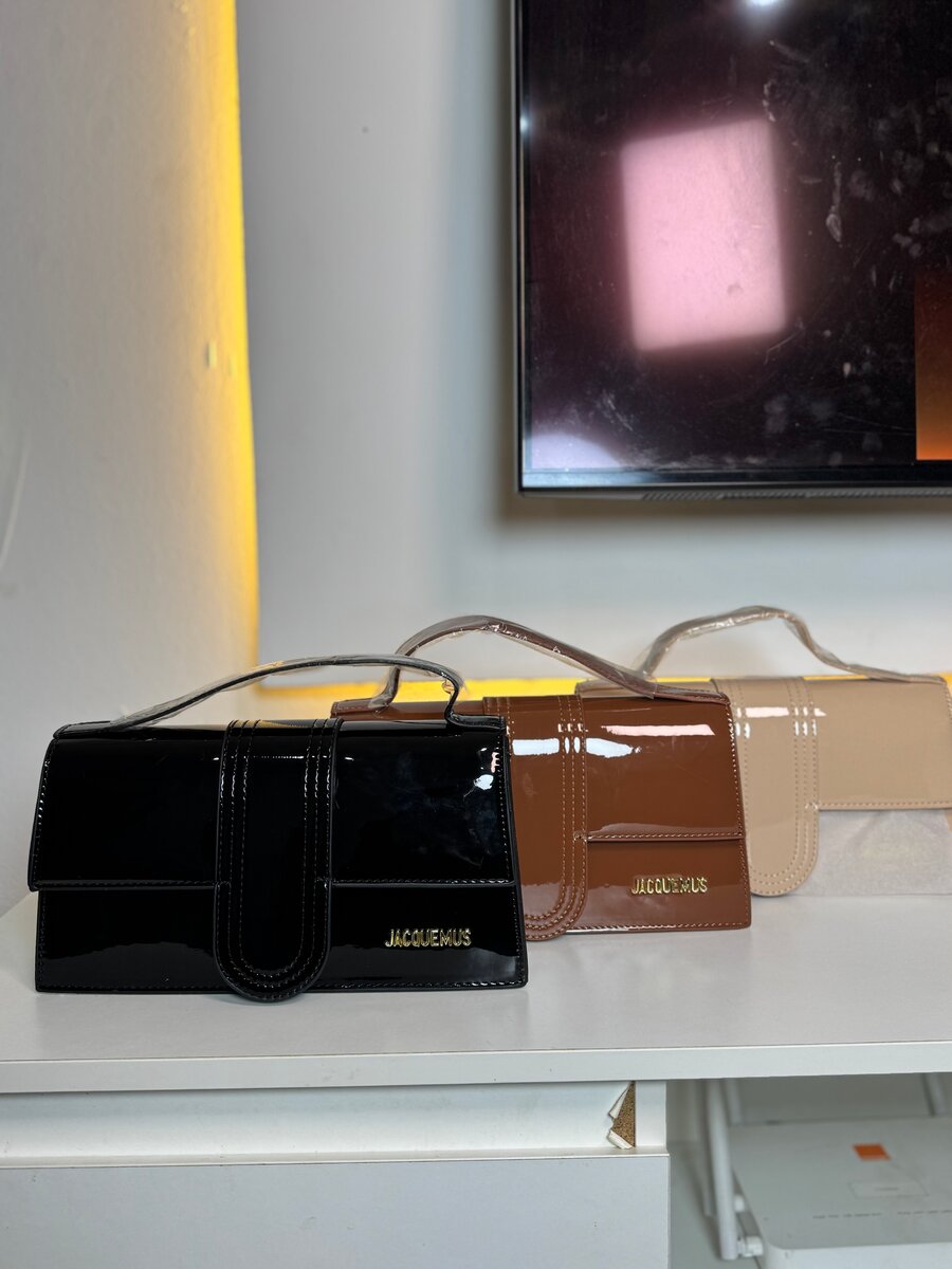 Sac Jacquemus en cuir brillant