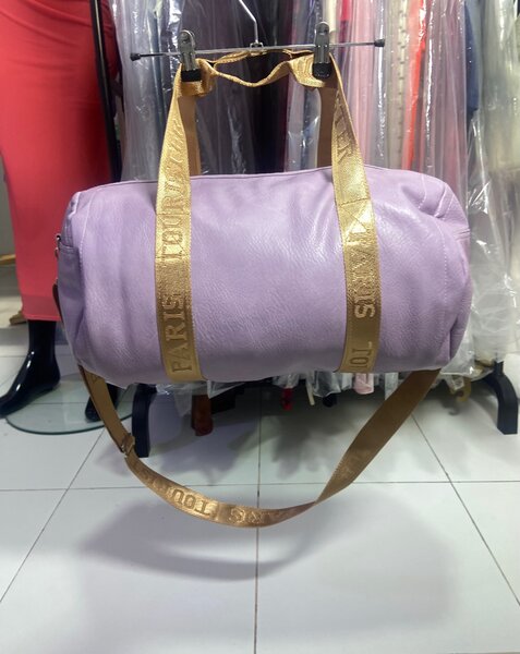 Sac de sport violet élégant