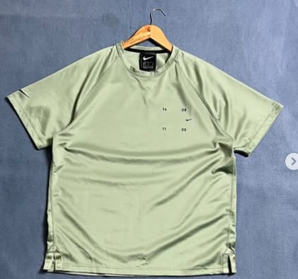 Nike sports tech pack t shirt size : L 