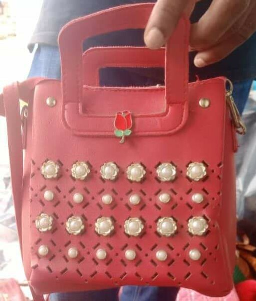 Sac à main rouge perlé