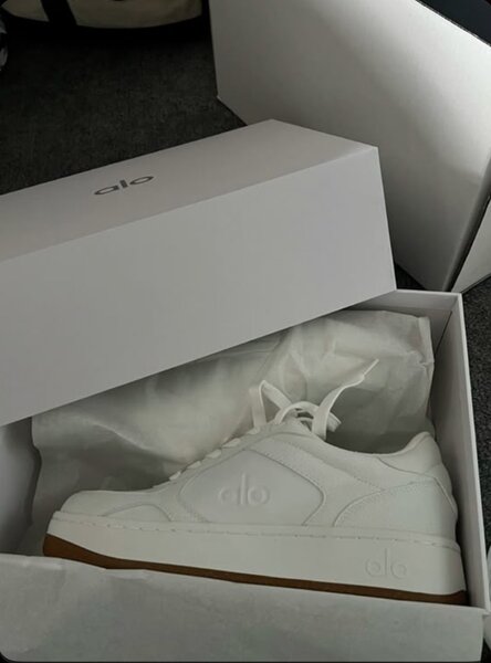 Кроссовки от бренда ALO