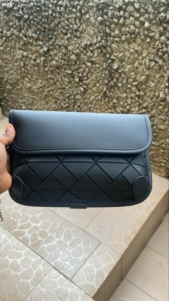 Sacoche en cuir tressé élégante