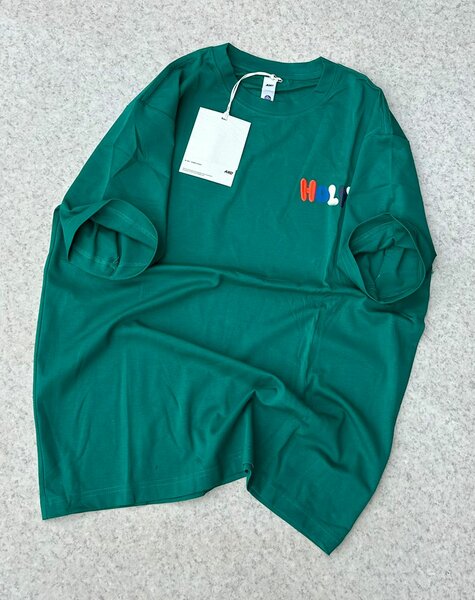 T-shirt verte à motif