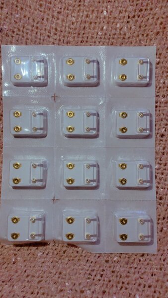 Clous d'oreilles or médical