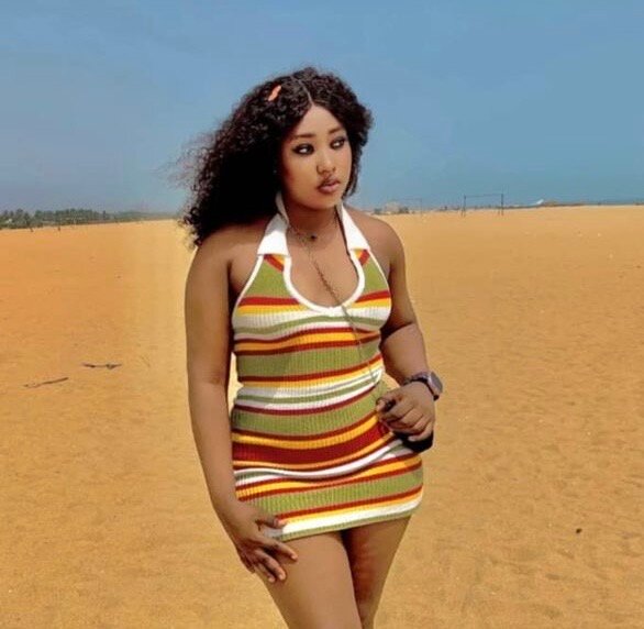 Robe d'été rayée colorée