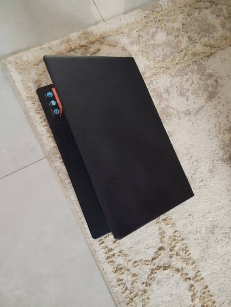 Ordinateur portable élégant noir