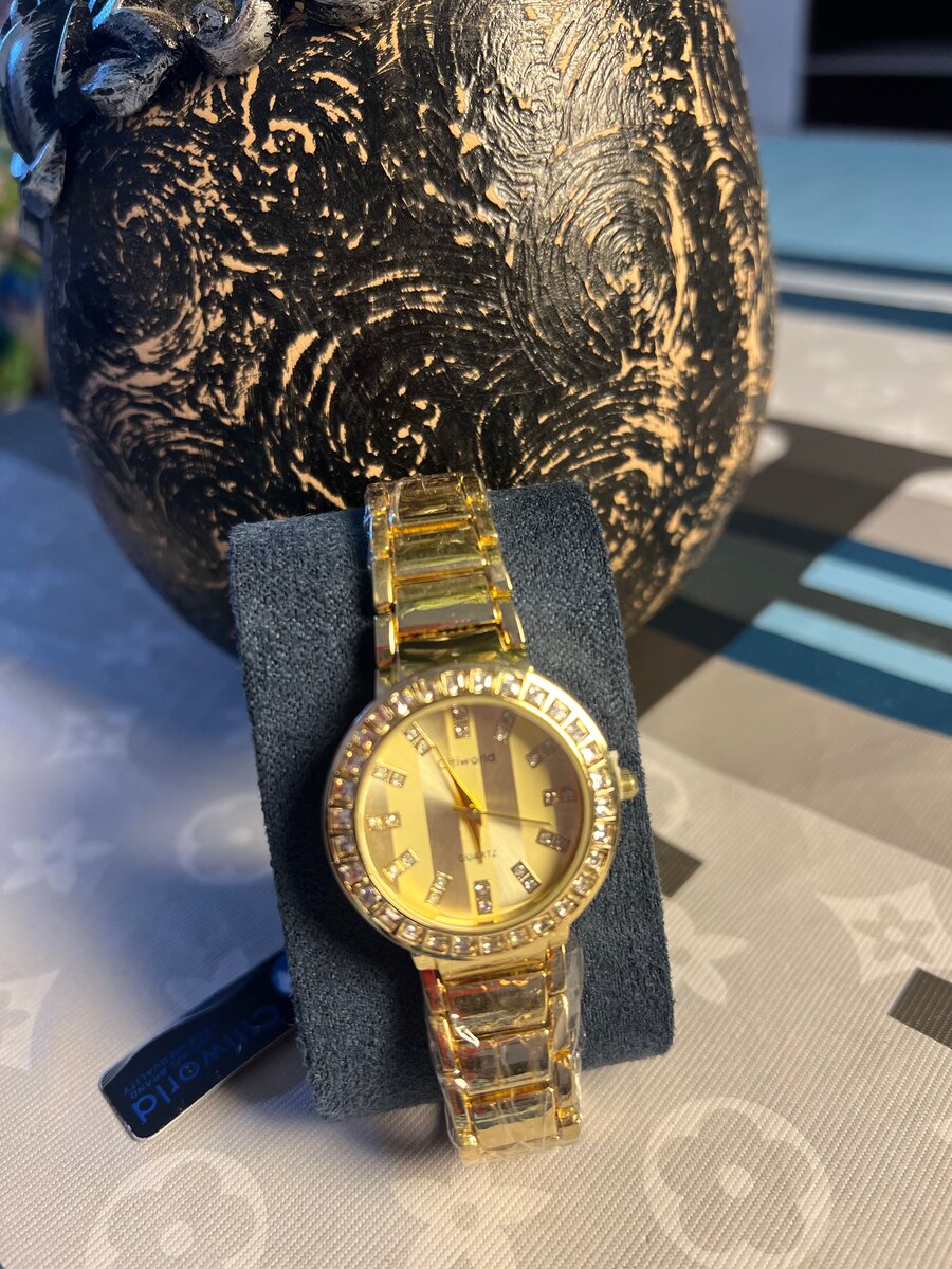 Montre Femme Dorée Élégante