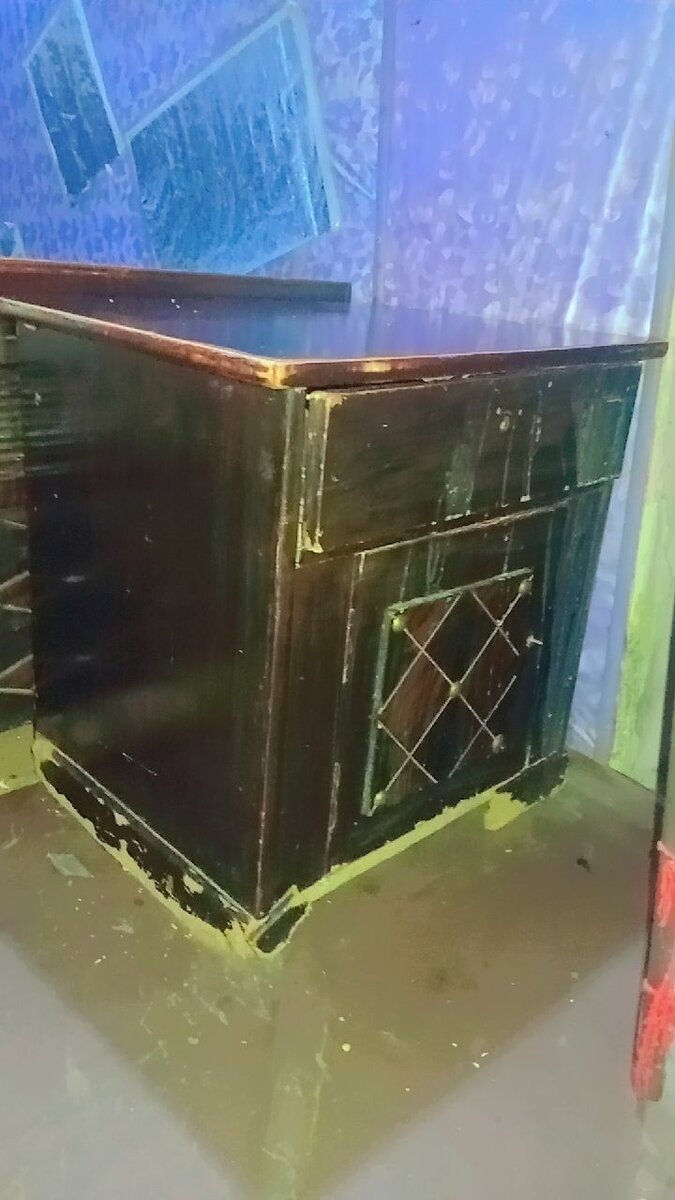 Bed with 1 side Table