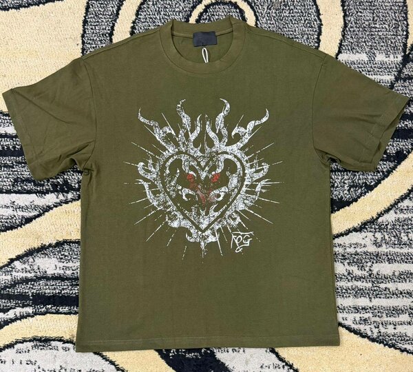 T-shirt homme vert avec motif cœur