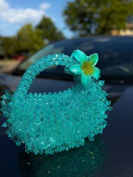 Sac à main turquoise en strass et fleurs