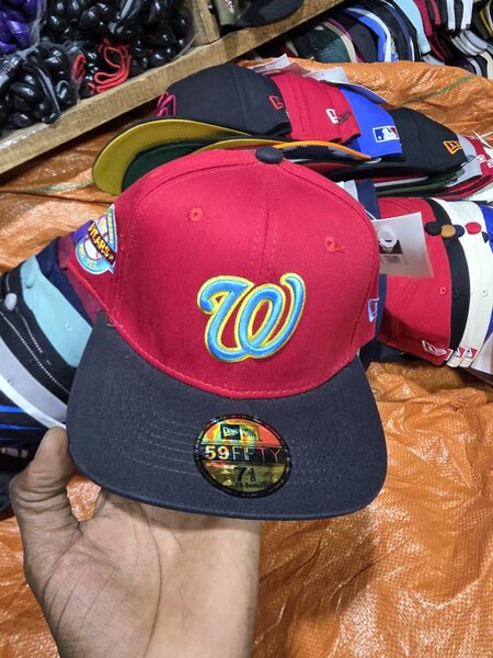 Casquette Snapback Rouge "W"