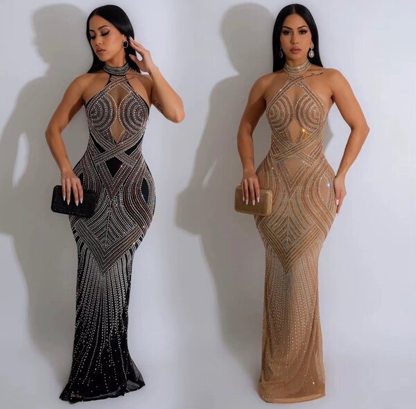 Robe longue transparente à paillettes dorées