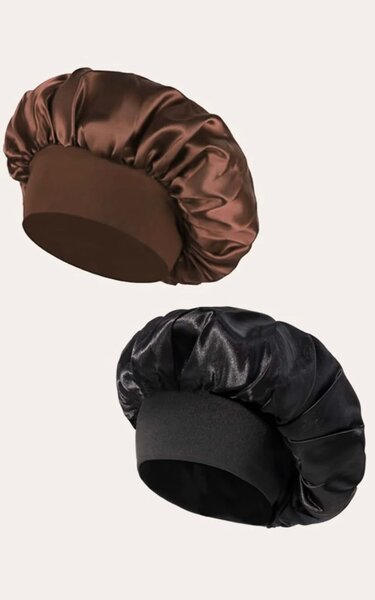 Bonnets en satin colorés