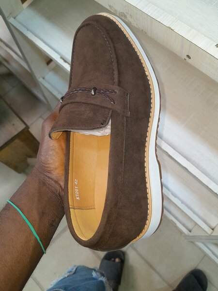 Chaussures bateau en suède marron