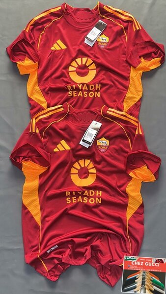 Maillot de football rouge jaune