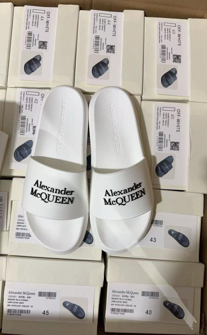 Tongs Alexander McQueen élégantes