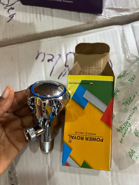 Robinet en angle en laiton chromé