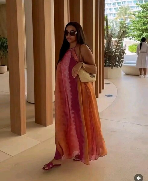 Robe longue élégante avec anneaux