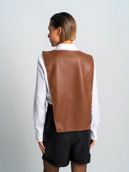 жилетка кожаная ,манишка