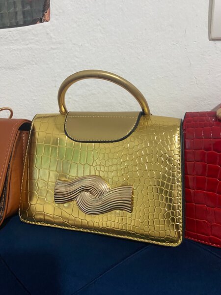 Sac à main doré élégant