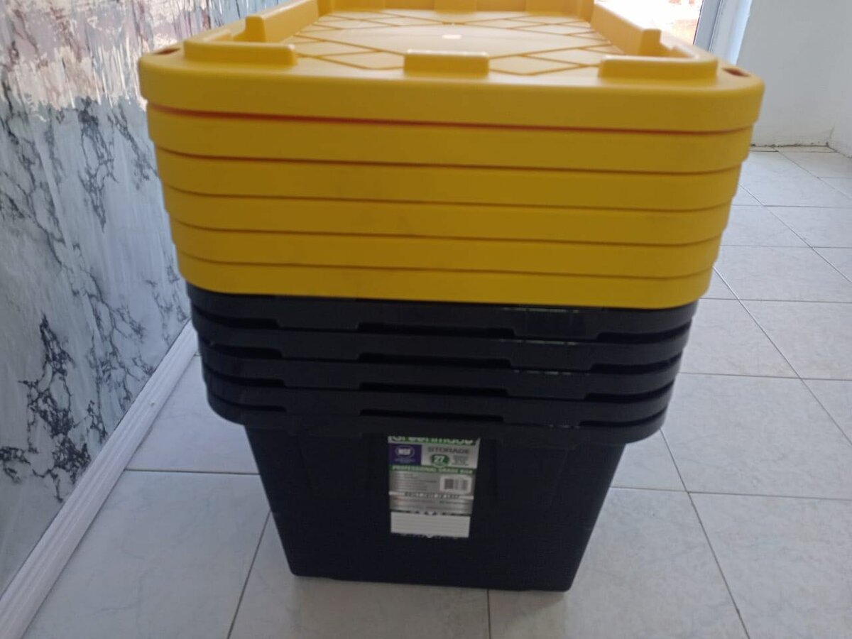 Greenmade black and yellow 27gallon storage container