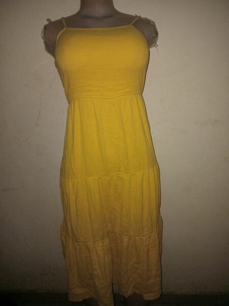 Robe jaune d'été élégante