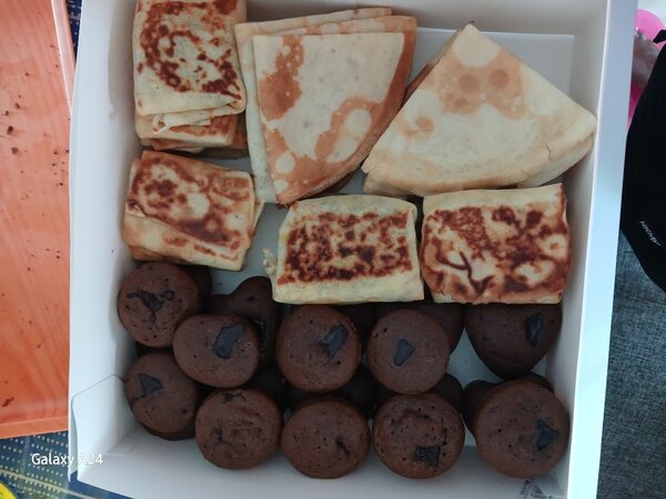 Boîte de crêpes et muffins