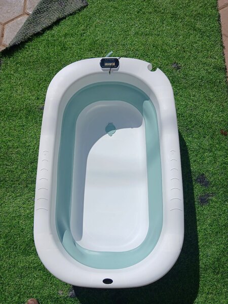 Foldable bathtub