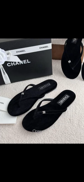 Tongs Noirs Élegants pour Femmes