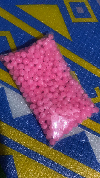 Perles roses pour bricolage