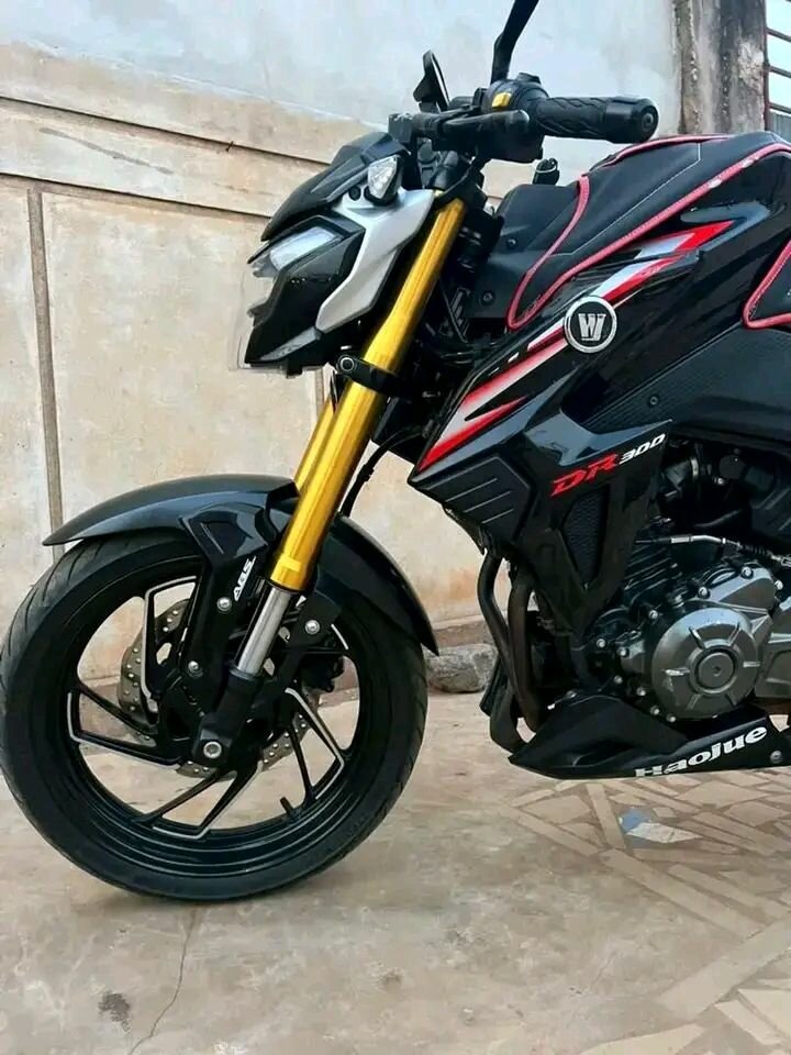 Moto sportive DR 300 noire