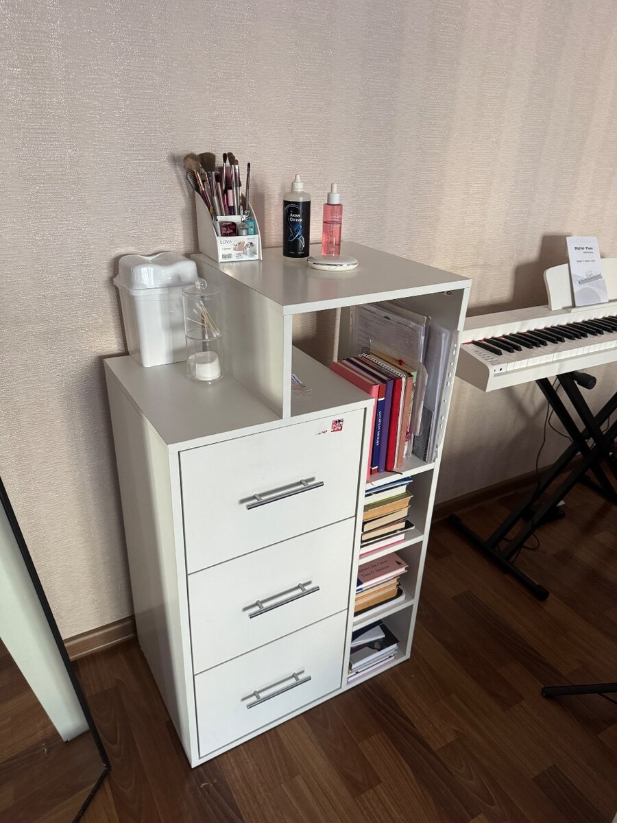 Эстетичный комод для хранения вещей и книг