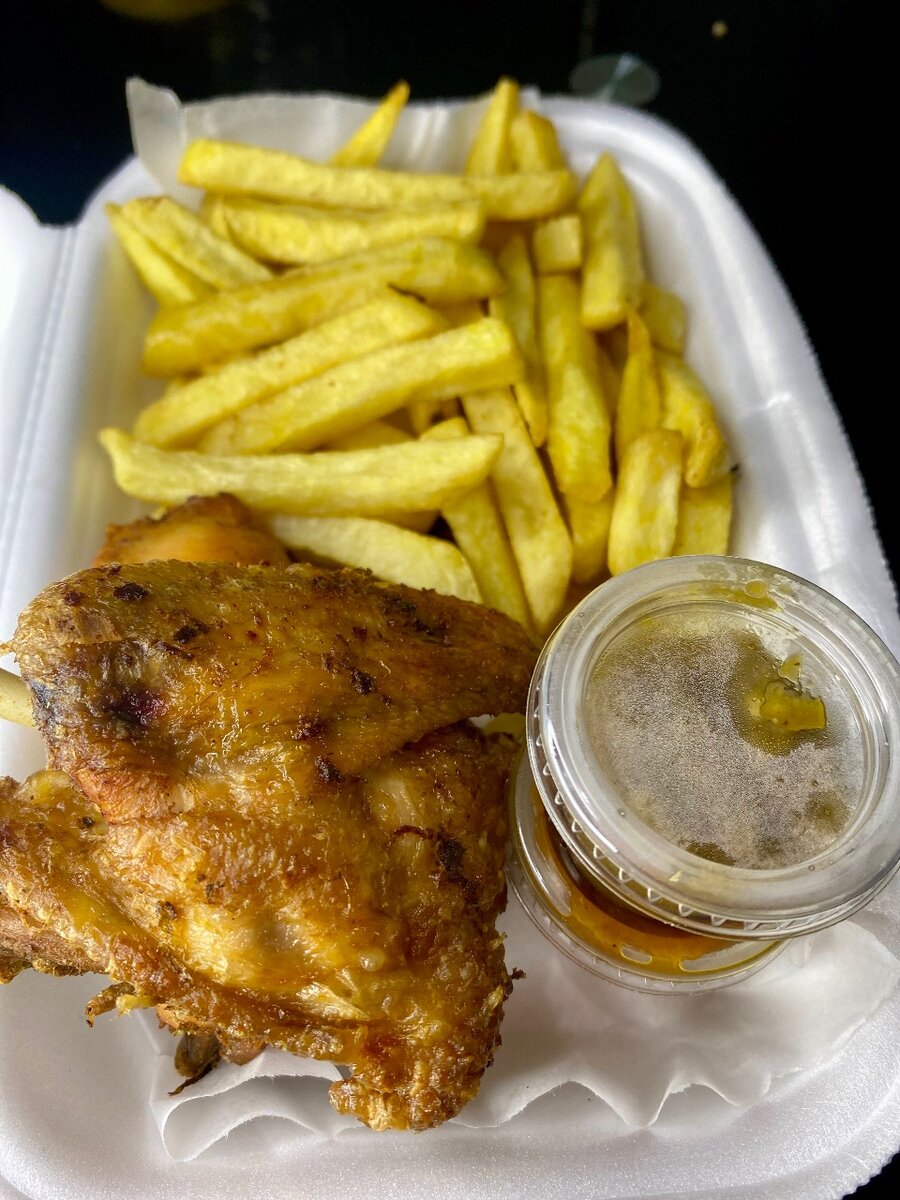 Poulet rôti avec frites et sauce