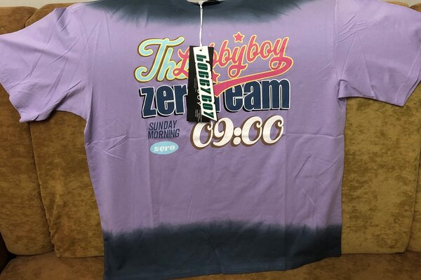 T-Shirt violet à motif