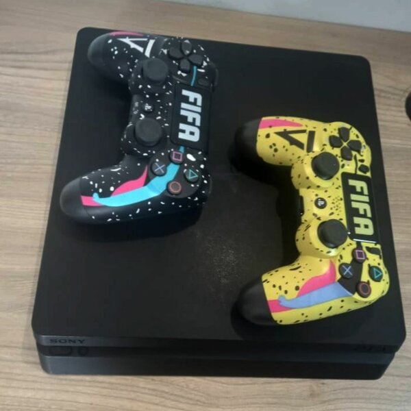 PS4 SLIM + 2MANETTES 1TERA DDU