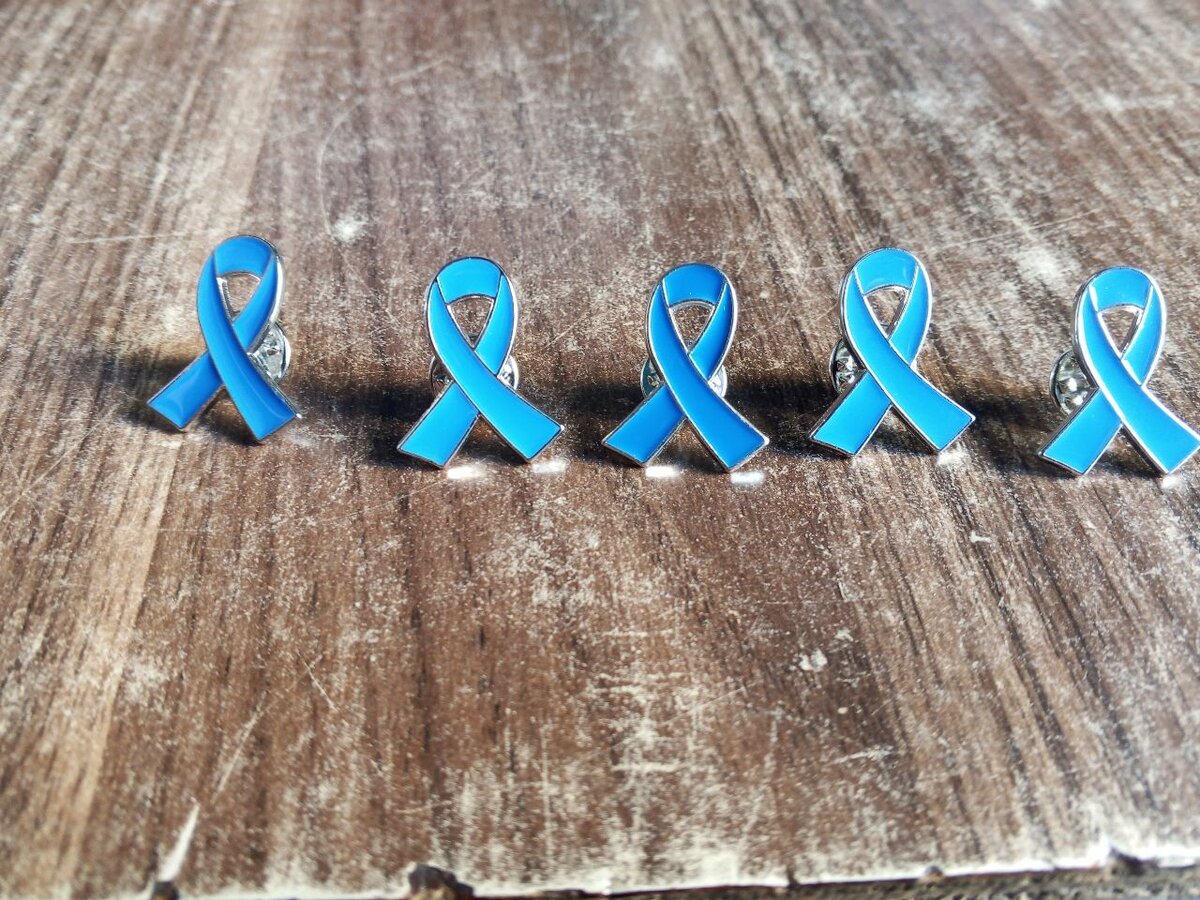 Broche ruban bleu solidaire