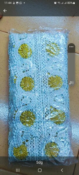 Dentelle brodée colorée