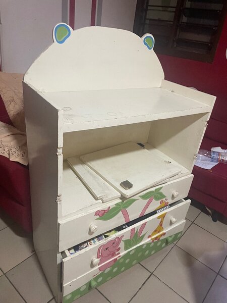Lit de bébé en bois et commode