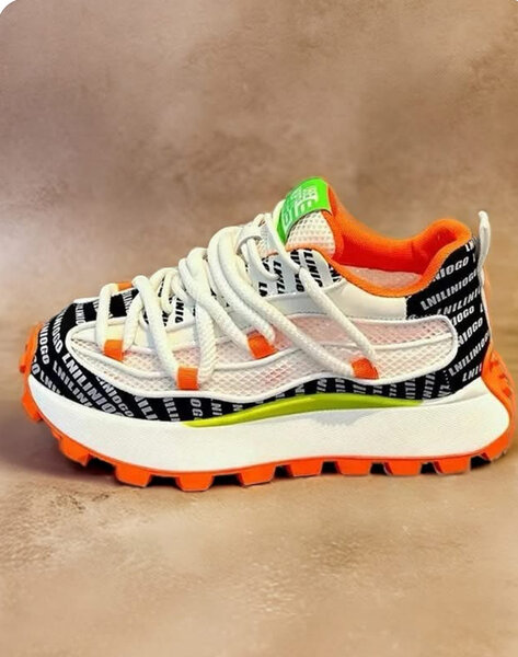 Chaussures sportives blanches et orange