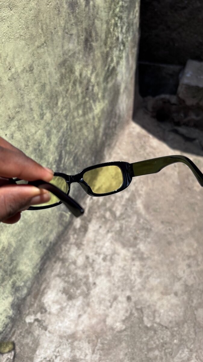 Lunette à fond jaune