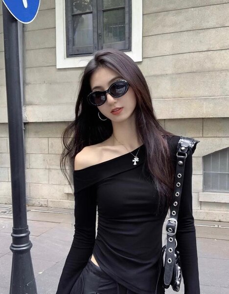 Лонгслив с открытым плечом из вискозы