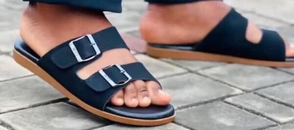 Sandales plates à deux brides noires