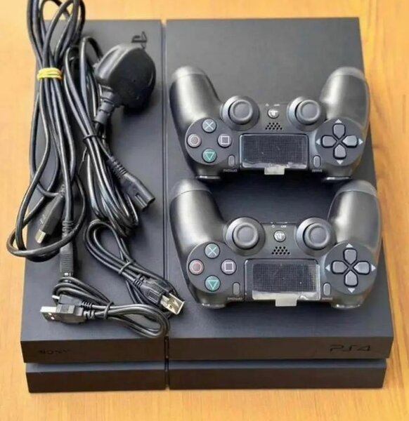 Console PS4 avec 2 manettes DualShock 4