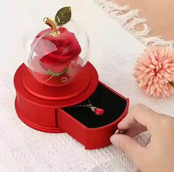 Rose éternelle sous cloche avec boîte à bijoux