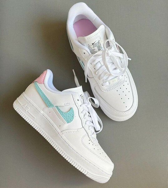 Baskets blanches à détails colorés