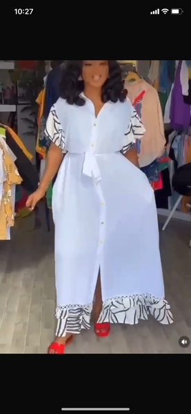 Jolie robe blanche avec une petite fente pour femmes