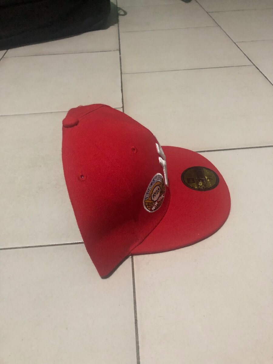 Casquette rouge brodée