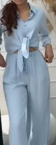 “Летний комплект с брюками — идеальный вариант. В видео представлены модели из муслина и льна в сочных ярких цветах. Ткань дышащая, тонкая и не притягивает жару.”