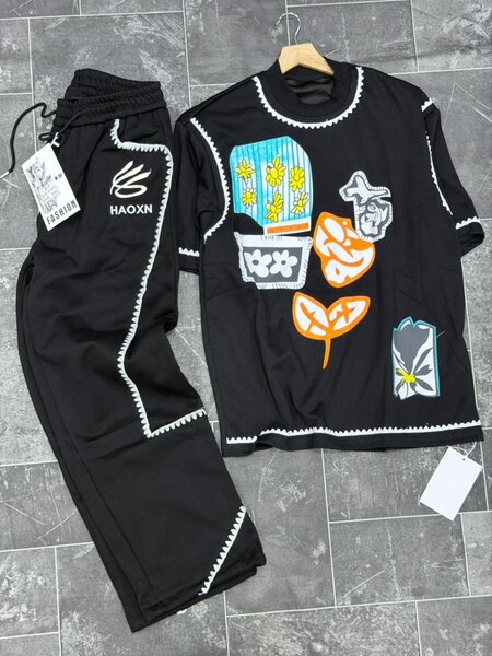 Ensemble de survêtement noir avec motifs