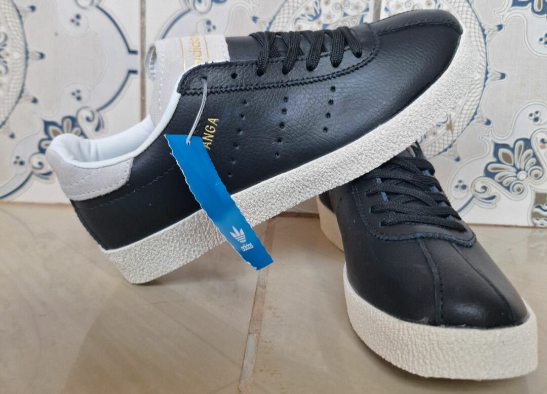 Sneakers en cuir noir classiques